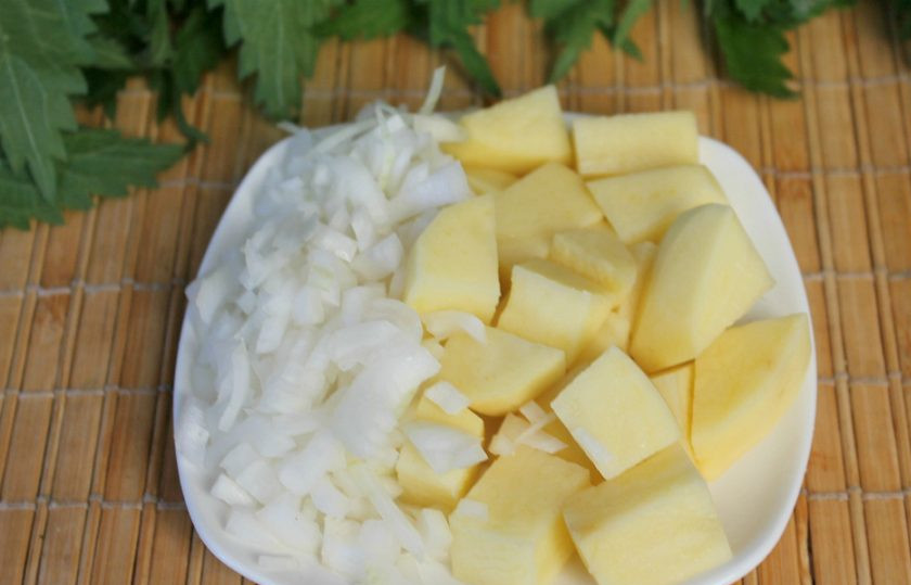 1. Этап. Постный суп из крапивы: Добавляем картофель и мелко порезанный лук. Солим и варим до готовности.