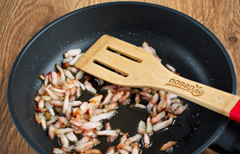 1. Этап. Сливочная Карбонара: Пока отвариваются спагетти, приготовьте соус Карбонара. На сковороде разогрейте оливковое масло, обжарьте бекон с чесноком до румяной корочки, снимите со сковороды.