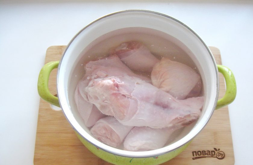 1. Этап. Холодец Новогодний поросенок: Налейте в кастрюлю воду и поставьте на плиту.