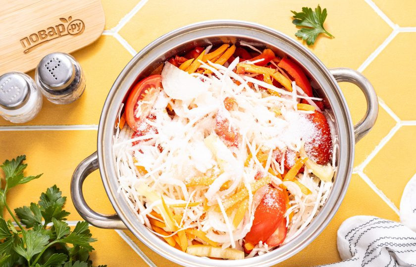 1. Этап. Салат Осенний на зиму: Добавьте соль и сахар, влейте растительное масло.