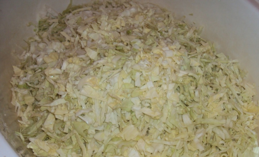 1. Этап. Капуста маринованная на зиму: Капустные кочаны очищаем от верхних листьев и шинкуем. Складываем нашинкованную капусту в большую миску.