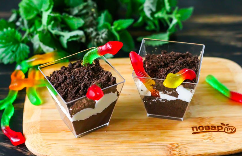 1. Этап. Десерт с червями и Орео на Хэллоуин: Досыпьте сверху крошку печенья, чтобы получились вазоны с землей. В таком виде поместите их в холодильник на полчаса для пропитки.