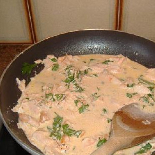 1. Этап. Кремовая паста с лососем: Готовим в течении 5 минут, затем добавляем петрушку и спагетти. Хорошенько перемешиваем для того, чтобы спагетти были полностью покрыты соусом.