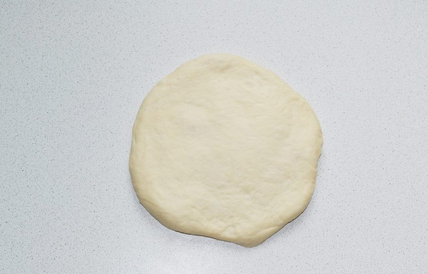 1. Этап. Хачапури с курицей: Аккуратно раскатайте в ровную лепешку.