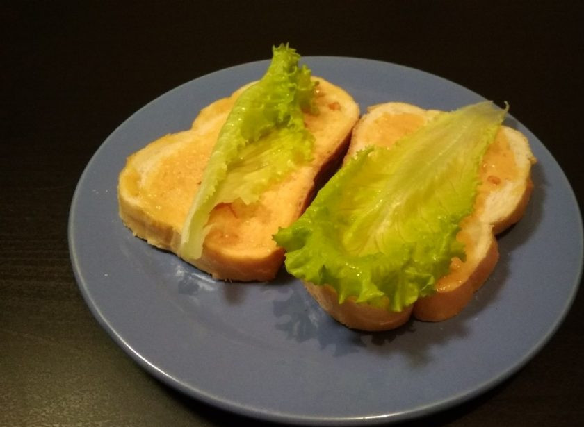 1. Этап. Сэндвичи с курицей и сыром: 4. Сверху выложите листья салата.