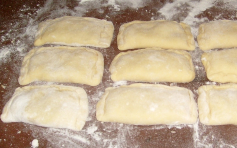 1. Этап. Картофельные зразы отварные: Должны получиться симпатичные конвертики. Лучше, если они будут небольшого или среднего размера, чтобы в процессе приготовления не развалились и начинка не 