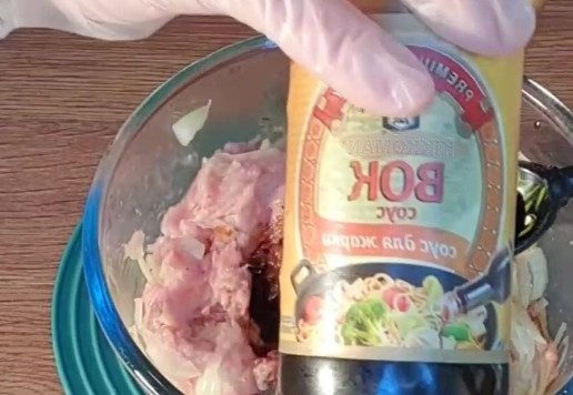 1. Этап. Шашлык из индейки в азиатском стиле: 7. Вливаем по 1 ч. ложке: кунжутное масло - 1 ч. л., соус ВОК - 1 ч. л. (если нет, то соус терияки. Если нет кунжутного масла, измельчите в кофемолке кунжутные семечки (1 ч. л.), предварительно обжаренные на сухой сковороде и добавьте вместо масла.