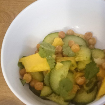 Салат с манго и хрустящим нутом