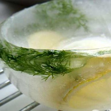 1. Этап. Жгучие креветки в ледяной пиале: 5. Займемся ледяными пиалами. Наливаем воду в глубокую тарелку, украшаем зеленью. Вторую тарелку, меньшего диаметра, ставим внутрь первой, на дно наливаем немного воды, убираем в морозилку. Когда положенное время прошло, во внутреннюю пиалу наливаем кипяток, и вынимаем ее.