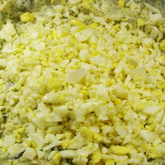 1. Этап. Картофельный салат с беконом: Тем временем мелко нарезаем и смешиваем в салатнице яйца, бекон, маслины, сельдерей, маринованные огурцы, зеленый лук и укроп.