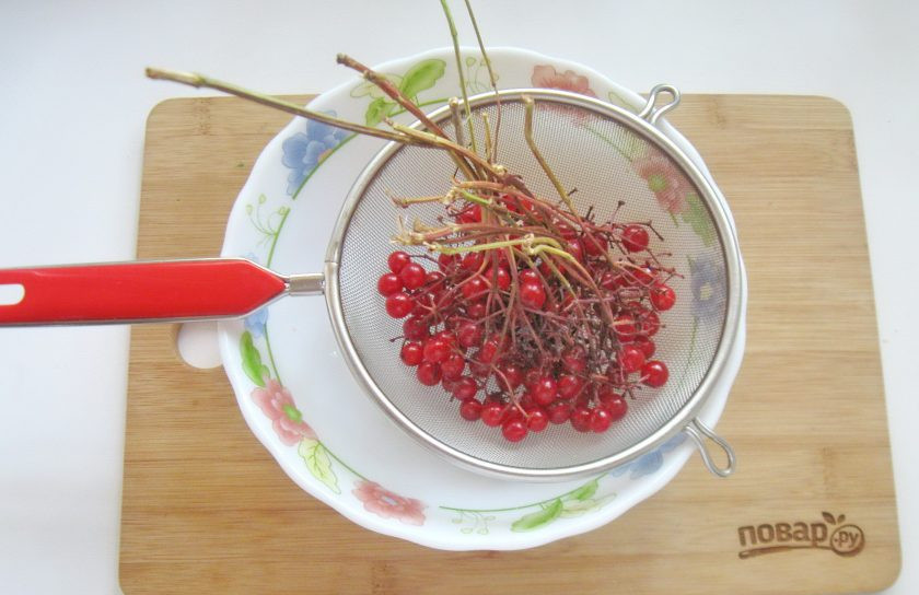 1. Этап. Заготовка калины на зиму: Калину хорошо промойте в проточной воде. Дайте воде стечь в течение 10 минут.