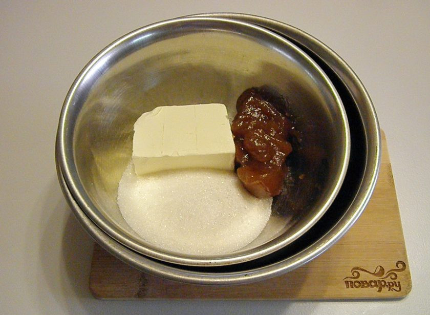 1. Этап. Пряники на скорую руку: 2. На водяной бане растопите сливочное масло с медом и сахаром. Перемешайте венчиком смесь до однородного состояния.