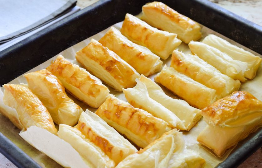 1. Этап. Слойки с медом: Спустя время достаньте противень из духовки, слойки должны хорошо увеличиться.