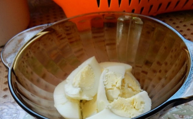 1. Этап. Суп из ревеня: Вареные яйца очищаем и нарезаем кусочками.