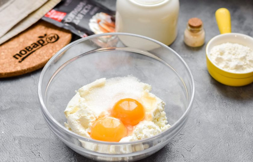 1. Этап. Панкейки с маскарпоне: Переложите маскарпоне в миску, добавьте сахар, два яйца и мягкое масло.