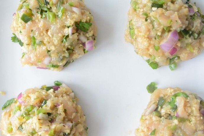 1. Этап. Куриные котлеты с зеленым перцем: 6. Отщипните небольшую часть фарша и сформируйте круглые котлетки.