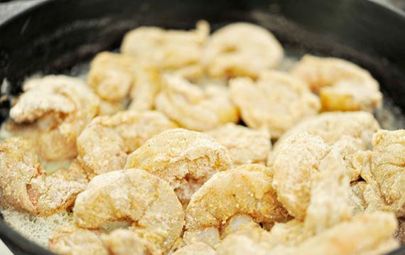 1. Этап. Креветки барбекю: 5. Когда масло растопится, добавить креветки в сковороду и жарить, не перемешивая, около 2 минут.