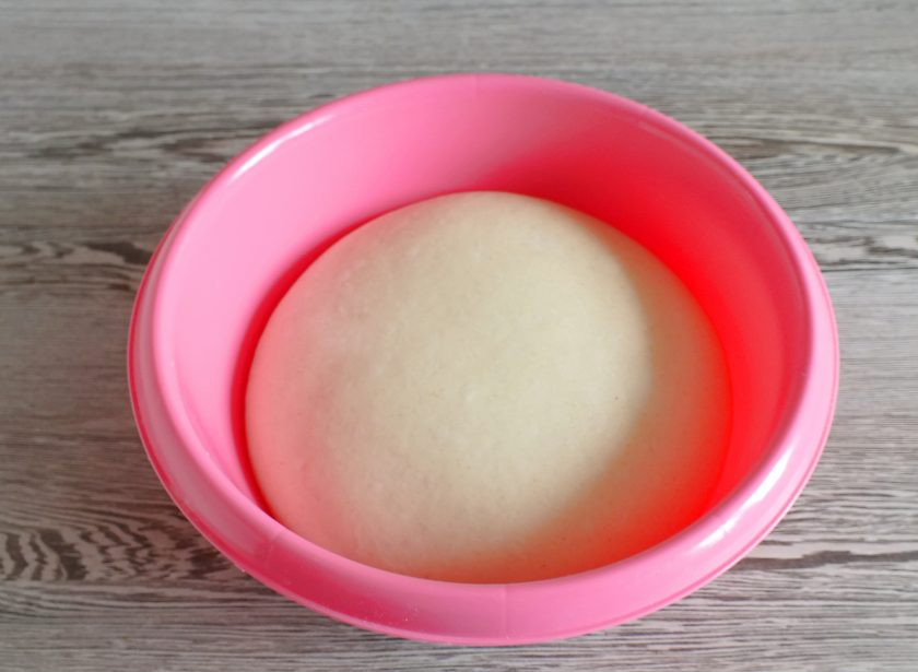 1. Этап. Городская булка: По истечении времени тесто заметно увеличится. Сделайте обминку.