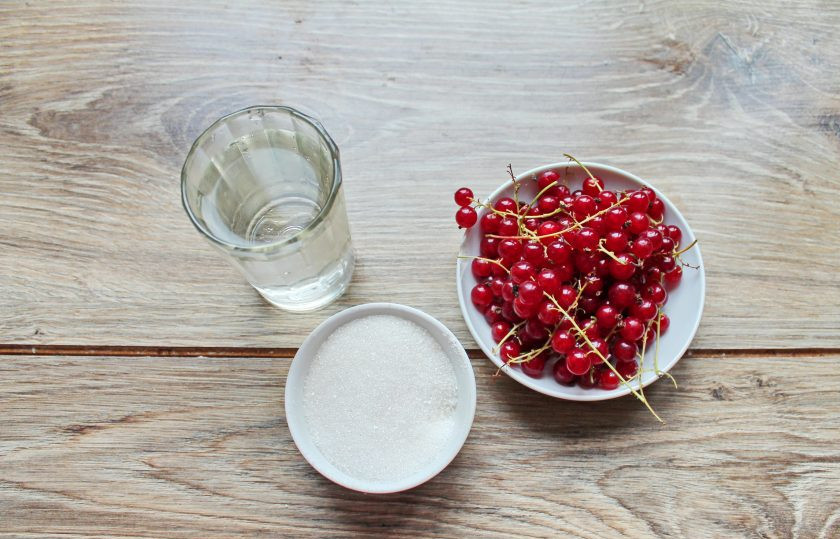 1. Этап. Компот их жмыха красной смородины: Подготовьте все необходимые ингредиенты для приготовления компота из жмыха красной смородины.