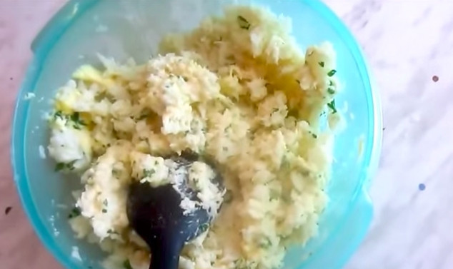 1. Этап. Интересные закуски: Отварную капусту слегка отожмите от жидкости, подавите вилкой в пюре, добавьте петрушку, сметану майонез, соль и перец по вкусу. Хорошо вымешайте массу.