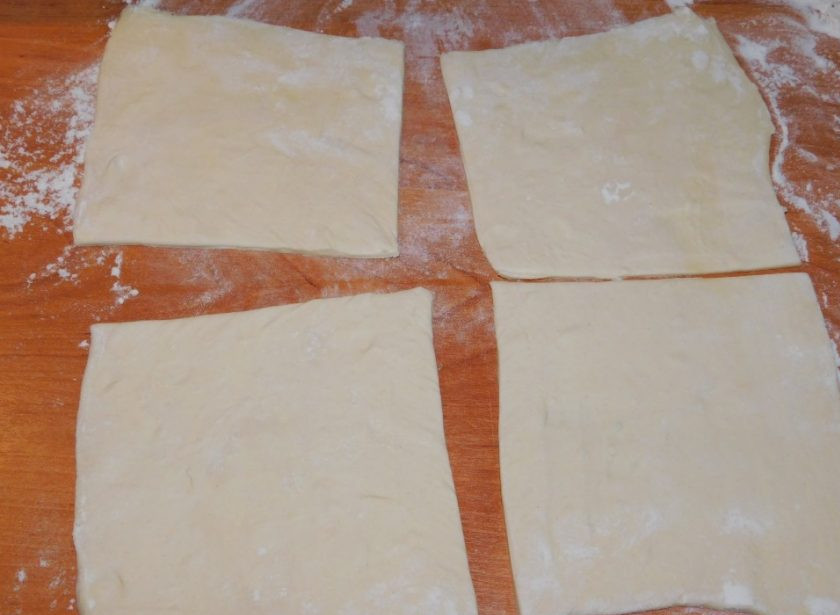 1. Этап. Грибные слойки с сыром: Готовое слоеное тесто разрежьте на 8-10 квадратиков.