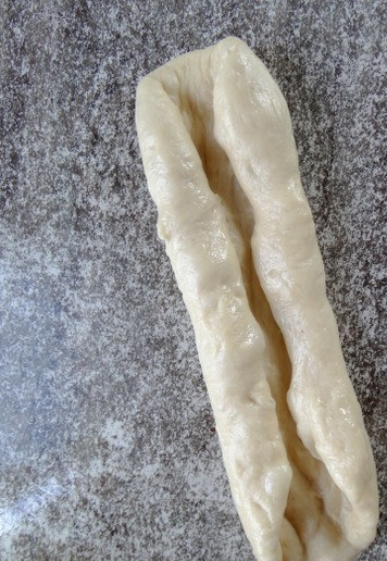 1. Этап. Хот-дог-гриль с картофелем пай: Скрутить края к центру.