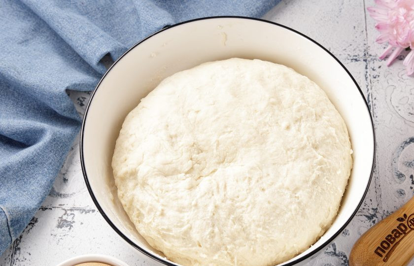 1. Этап. Сырники дрожжевые: Соберите тесто в шар, припылите мукой и дайте полежать 1 час в тёплом месте.