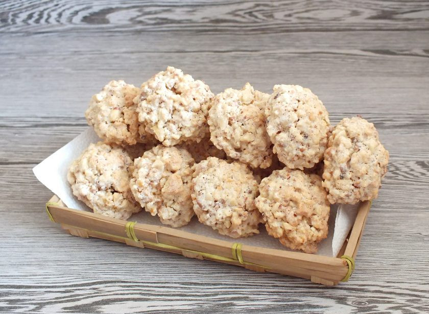 1. Этап. Печенье Ласточкино гнездо: Хорошо остывшее, выдержанное печенье переложите с противня. Теперь оно стало более плотным и не рассыпается.