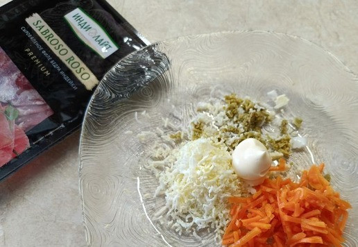 1. Этап. Острые рулетики из сыровяленой индейки: Корейскую морковь для удобства помельче нарезать. Вареное яйцо и оливки натереть на мелкой терке. Добавить немного майонеза, чтобы объединить начинку.