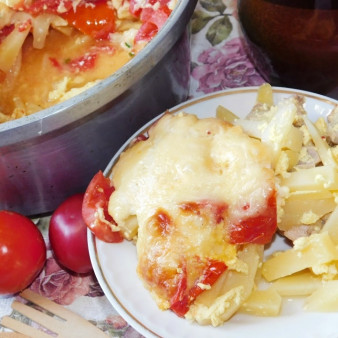 Запеченный картофель с мясом под яичной заливкой