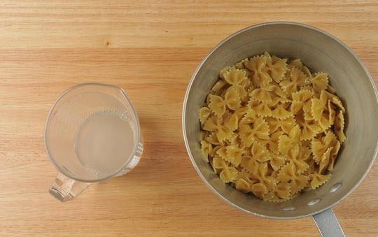 1. Этап. Запечённые фарфалле: 2. Отварите пасту около 11 минут в подсоленной воде. 1/4 воды сохраните. Готовые макароны промойте, затем добавьте ложку масла. Перемешайте.