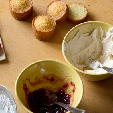 1. Этап. Бисквит Виктория: Время собирать наши бисквиты. Берем половинку бисквита, намазываем на него немножко взбитой сливочной массы и немножко малинового варенья. Сверху по принципу бутерброда накрываем это дело второй половинкой бисквита.