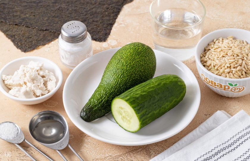 1. Этап. Роллы с бурым рисом: Подготовьте все ингредиенты.