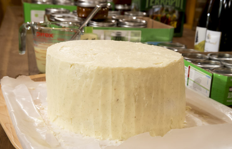 1. Этап. Белый шоколадный торт: 9. Со вторым делаем то же самое. А последний корж смазываем только кремом, им же обмазываем и бока тортика.