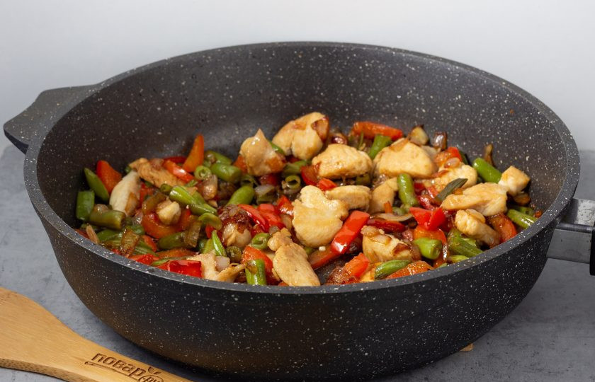 1. Этап. Теплый салат со стручковой фасолью и курицей: Всё перемешайте и тушите под крышкой 3-4 минуты. Затем можно сразу подавать к столу.