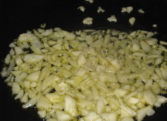 1. Этап. Острые свиные ребрышки: На масле, оставшемся после жарки, обжариваем измельченные лук и чеснок. Жарим примерно 5-7 минут.