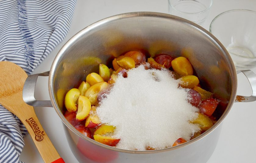 1. Этап. Сливовое варенье без косточек: Влейте воду в кастрюлю, выложите сливы, всыпьте сахар.