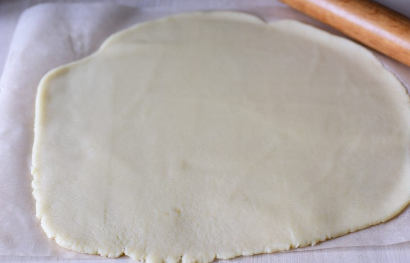 1. Этап. Хрустящие солeные палочки к пиву: Тесто раскатайте в тонкий пласт, толщина примерно 2-3 мм.