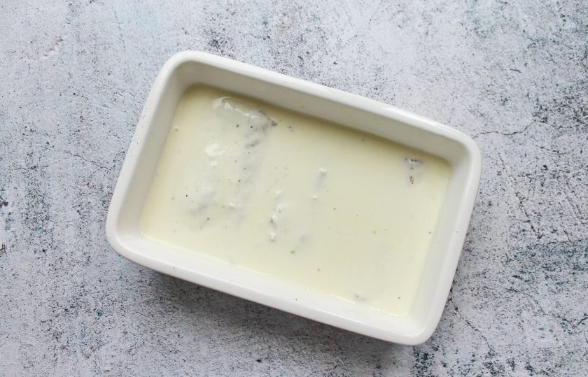 1. Этап. Пикша в сливочном соусе: Залейте смесью из сливок рыбу.