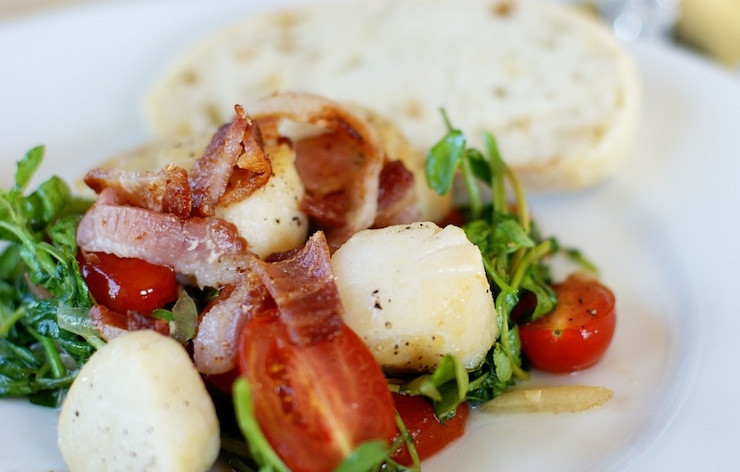 1. Этап. Салат с гребешками: 8. Дополните беконом и все, сразу же подавайте к столу. Так как сделать салат с гребешками действительно просто, надеюсь, что вы повторите рецепт на своей кухне.