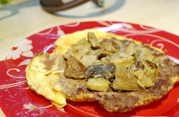 1. Этап. Бризоль в духовке: Выкладываем на него немного обжаренных с луком грибов.