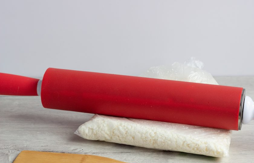 1. Этап. Ленивые хачапури с творогом: Достаньте подмороженный творог из холодильника и тщательно 