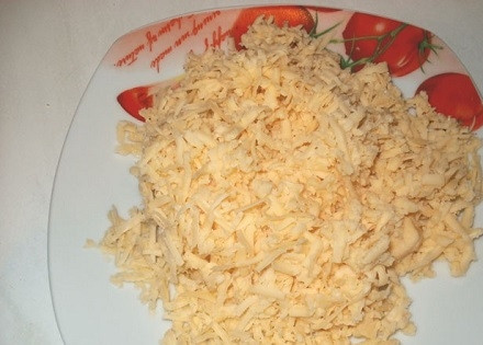 1. Этап. Запеканка из цветной капусты в духовке: Сыр натираем на крупной или средней терке.