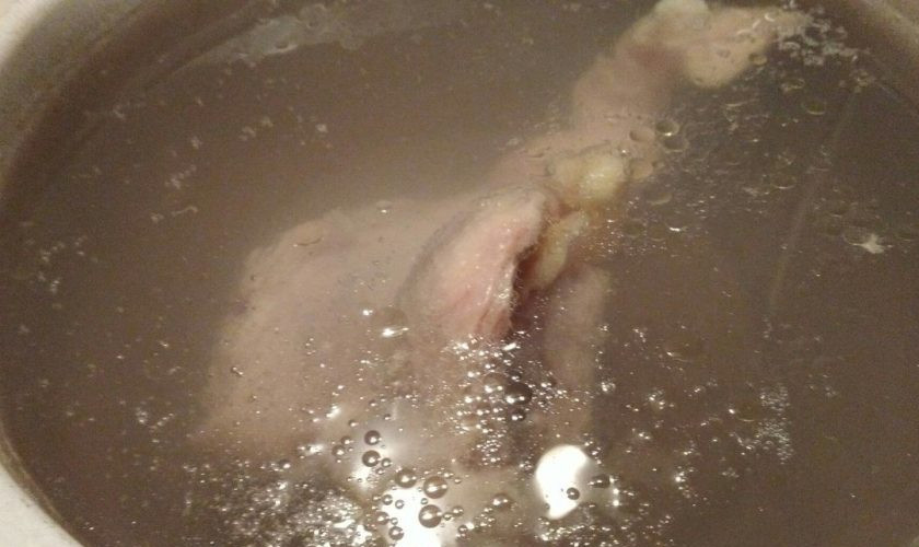 1. Этап. Лапша домашняя на курином бульоне: 1. Ставим бульон: в холодную воду опускаем птицу (в данном случае - это половинка тушки перепелки и 1 куриная ножка), доводим до кипения, снимаем пену, солим и приправляем по вкусу. Варим до готовности мяса (примерно 30 минут).