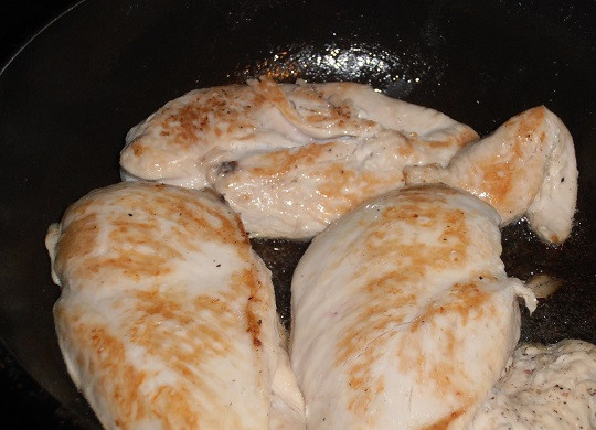 1. Этап. Тарталетки с ананасом и курицей: 2. На сковороде разогреть растительное масло и отправить туда филе, предварительно разрезав пополам, чтобы быстрее проготовилось. Обжарить курочку с двух сторон до готовности. При желании можно отварить филе.