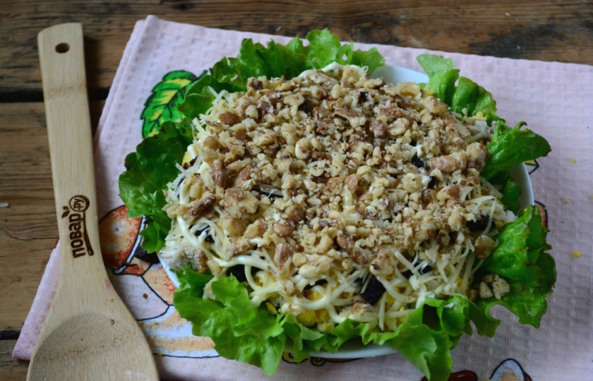 1. Этап. Салат Новогодние часы: Грецкие орехи измельчите в блендере или растолчите в ступке. Выложите на салат и смажьте майонезом.