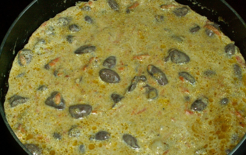 1. Этап. Сердечки со сметаной: 3. Добавим сметану и специи, тушим еще несколько минут, пока смесь не закипит. Выключаем огонь.