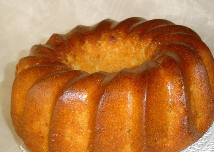 1. Этап. Кекс из сгущенного молока: 3. Духовку предварительно нагрейте до 180 – 190 °С, поставьте в нее форму с тестом и выпекайте около получаса. Кекс из сгущенного молока готов!