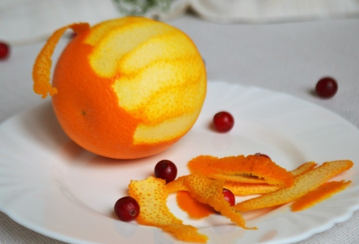 1. Этап. Настойка на клюкве: Промойте апельсин, снимите с него цедру.