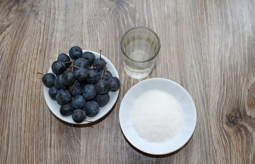 1. Этап. Повидло из терна на зиму: Подготовьте все необходимые ингредиенты для приготовления повидла из терна на зиму.